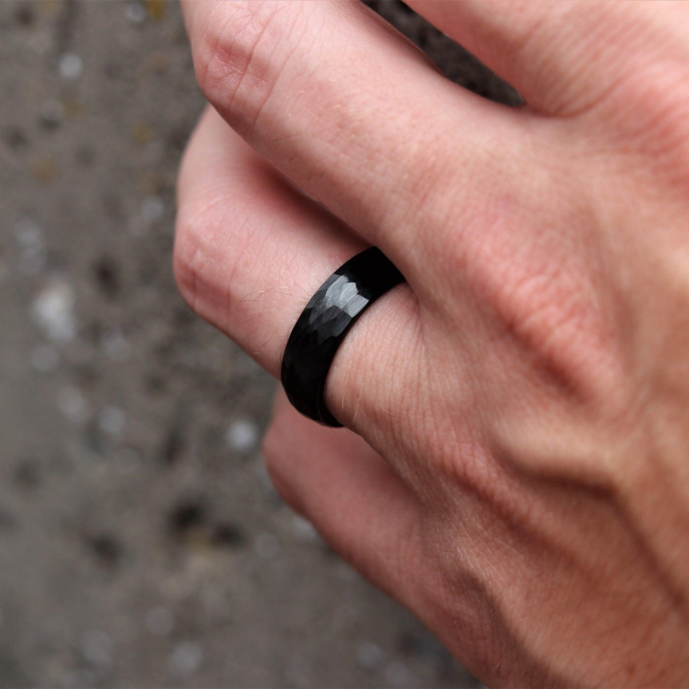 The Saga 6mm | Hammered Black Men's Ring | Thorum